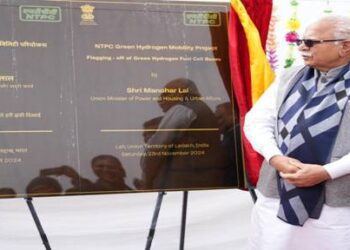 Union Min Manohar Lal flags off NTPC’s Green Hydrogen buses at Leh